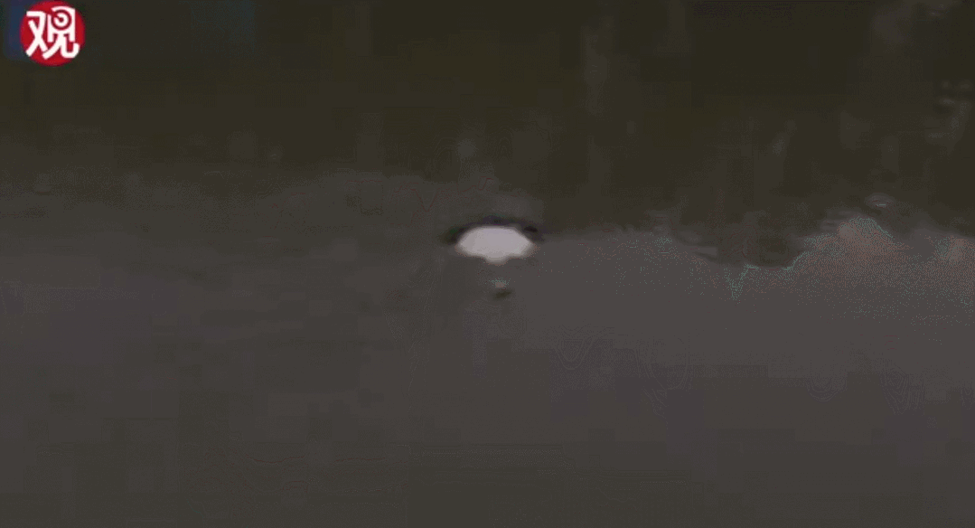 又見“陰間設(shè)計(jì)”！西班牙河道驚現(xiàn)人頭雕像~(圖4)