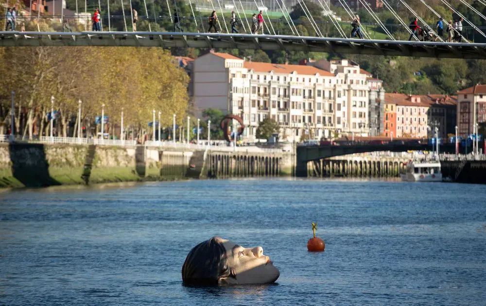 又見“陰間設(shè)計(jì)”！西班牙河道驚現(xiàn)人頭雕像~(圖11)