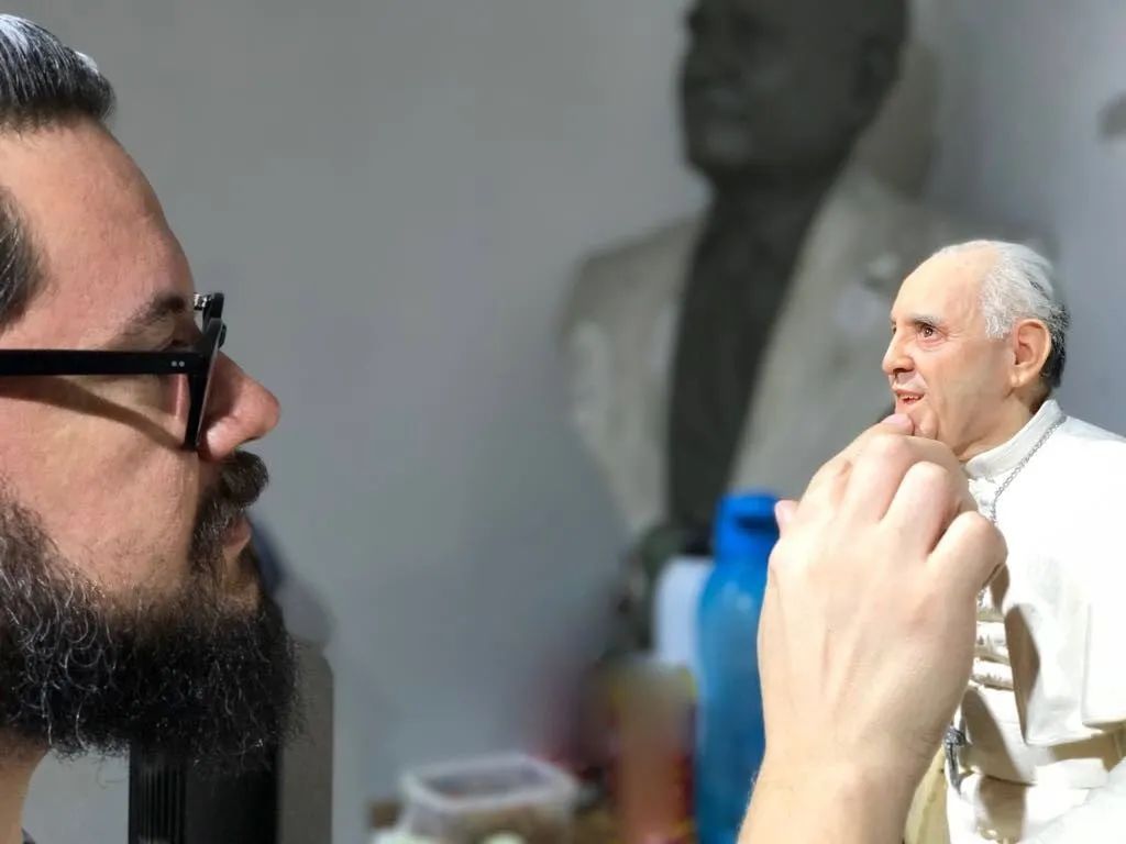 又見“陰間設(shè)計(jì)”！西班牙河道驚現(xiàn)人頭雕像~(圖18)